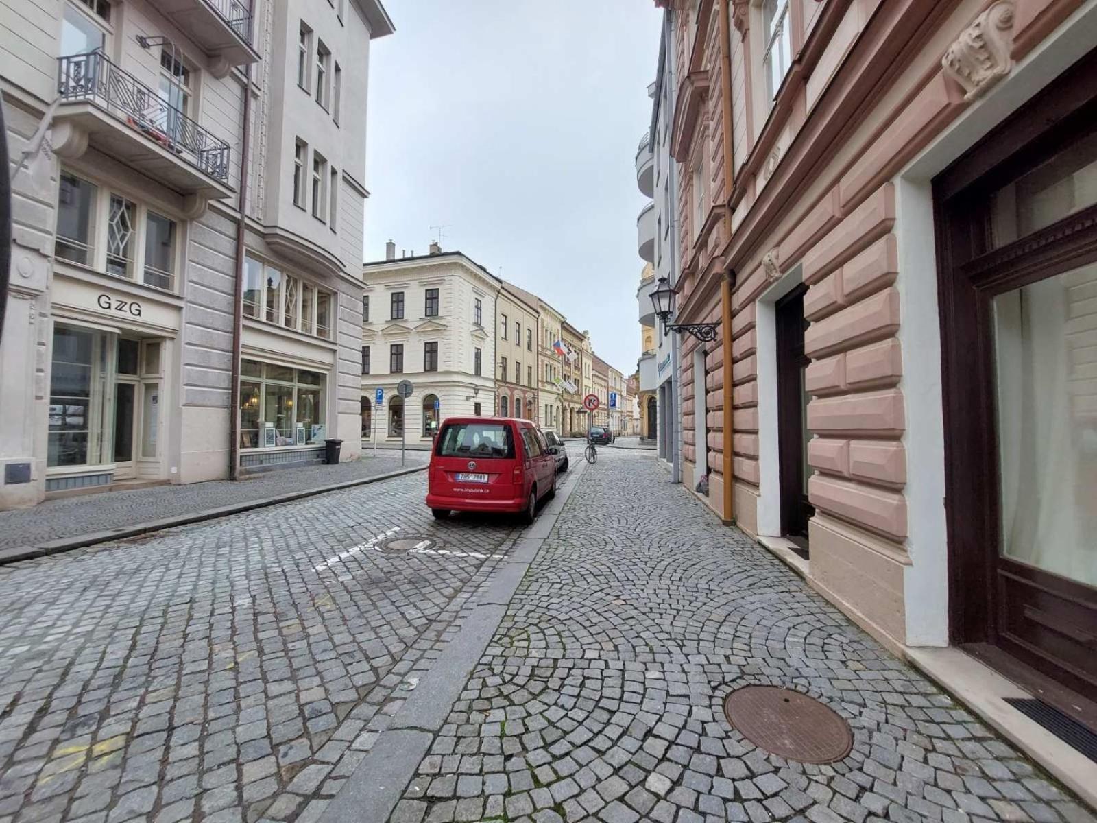 Prostorny Byt V Centru 3 Kk 80 M2 Hradec Králové エクステリア 写真